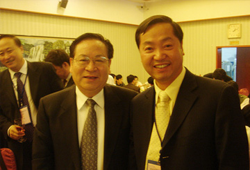 中國科學(xué)院院士、時任清華大學(xué)校長顧秉林與郭宏新董事長親切合影