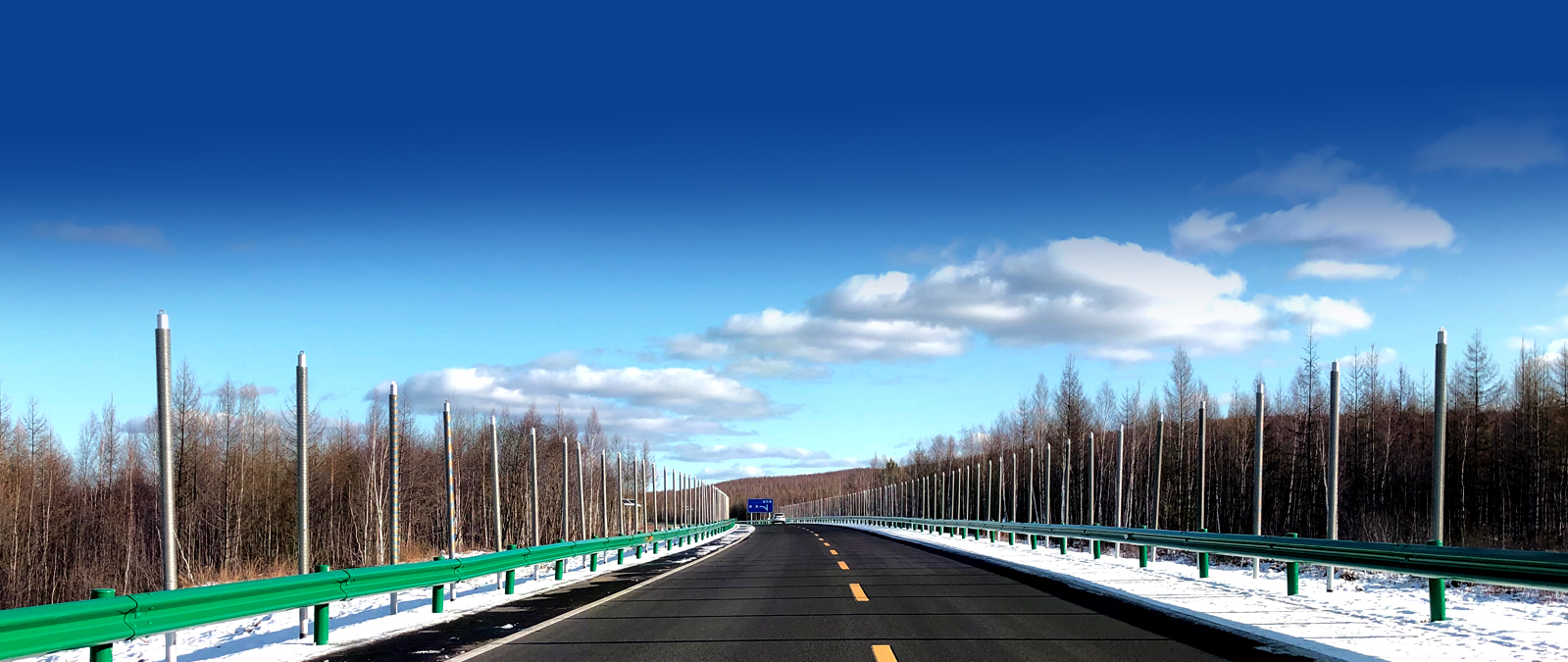 2002年至今，這種神奇的熱棒已經(jīng)在全國多個凍土地區(qū)，累計約為200千米鐵路、100千米公路、400千米石油運(yùn)輸管線等不同領(lǐng)域凍土工程保駕護(hù)航。